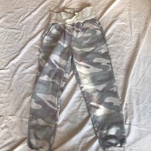 Camo print, light coloring, sweatpmts
